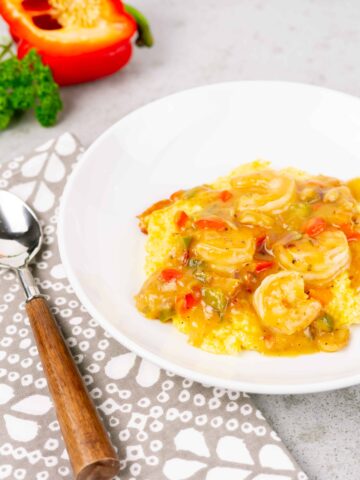 Shrimp and Grits | Sip and Spice #fish #shrimp #grits #southern #homecooking #cleaneating #healthydinner #easydinner #shrimpandgrits #spicy #cheesegrits
